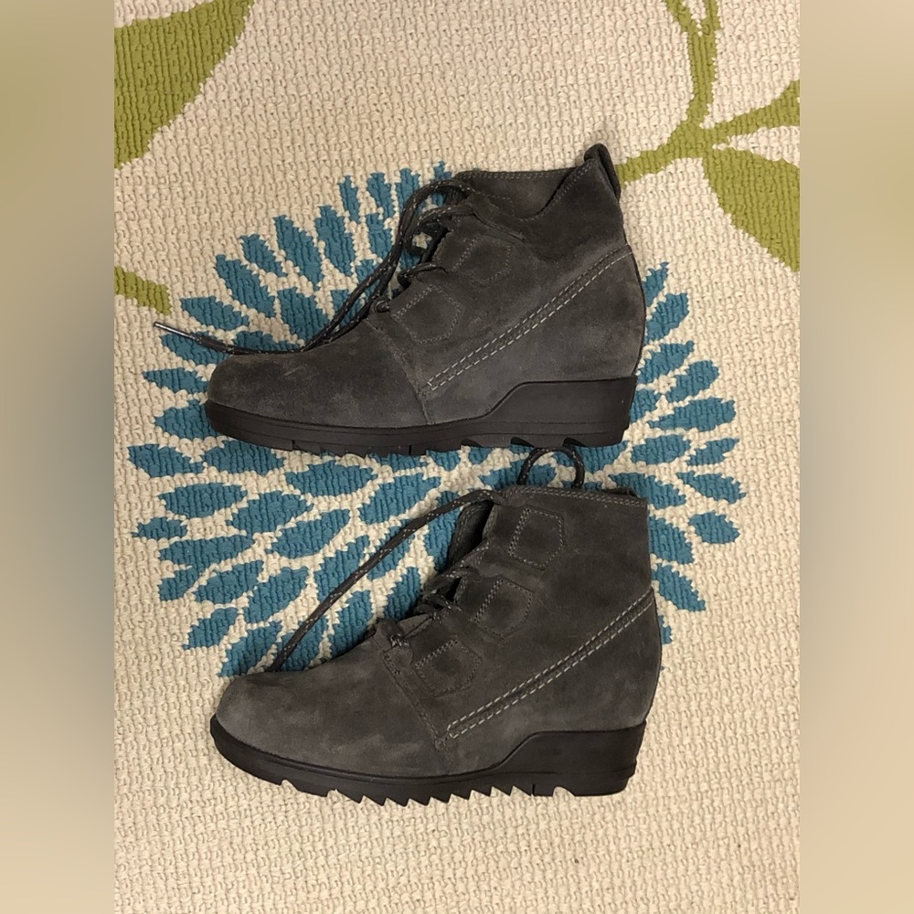 Sorel Evie Grey Suede Wedge Ankle Boots womens size 7 Lace up Booties NL3322-245